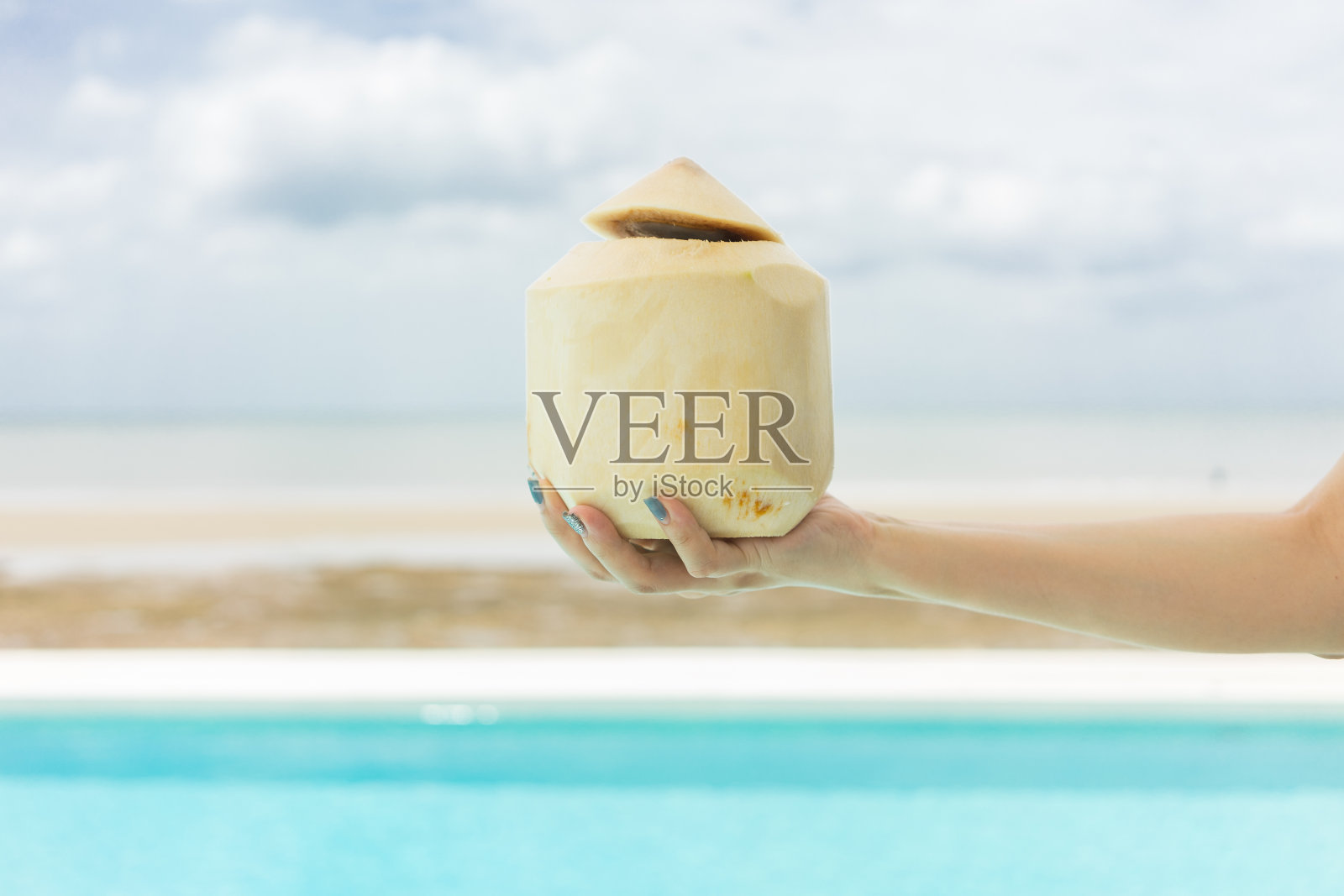 在背景中,一群女人拿着椰子汁照片摄影图片