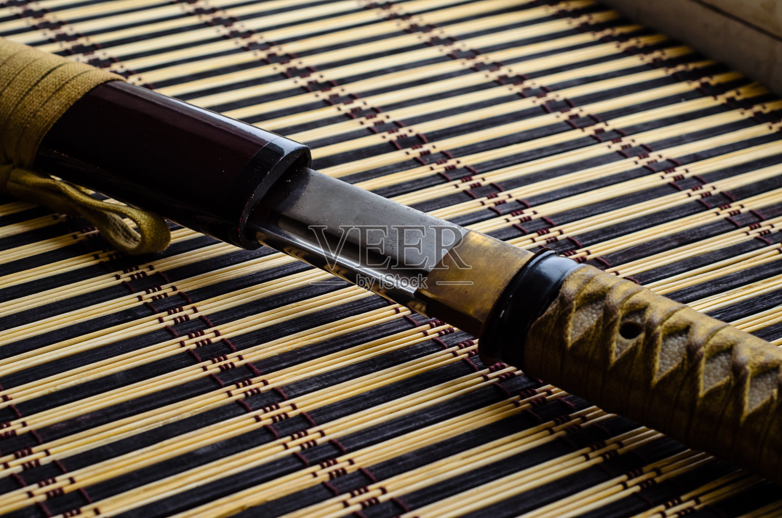 竹席上的日本武士刀照片摄影图片