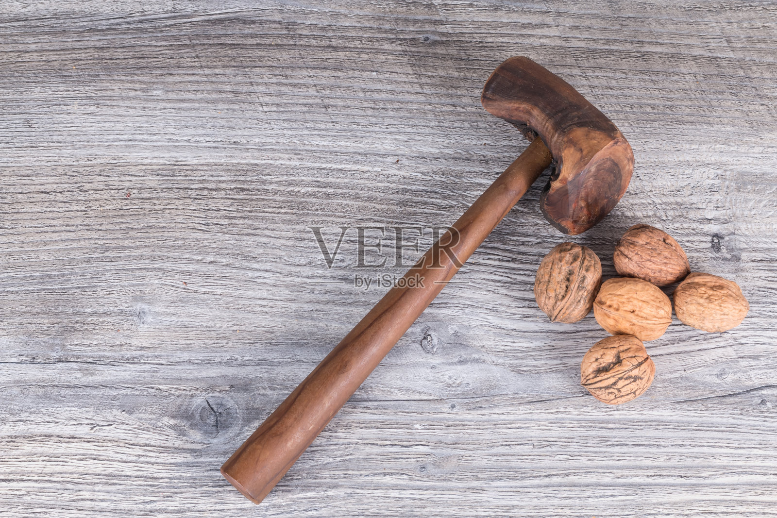胡桃夹子和坚果放在无烟煤灰色的木头上照片摄影图片