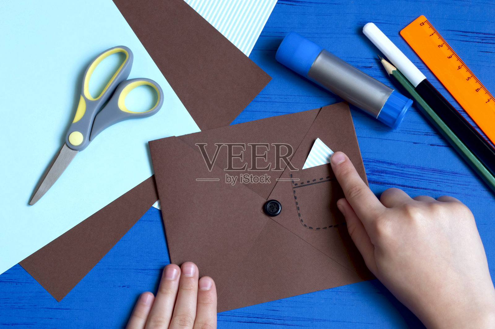 孩子为父亲节制作贺卡。步骤8照片摄影图片