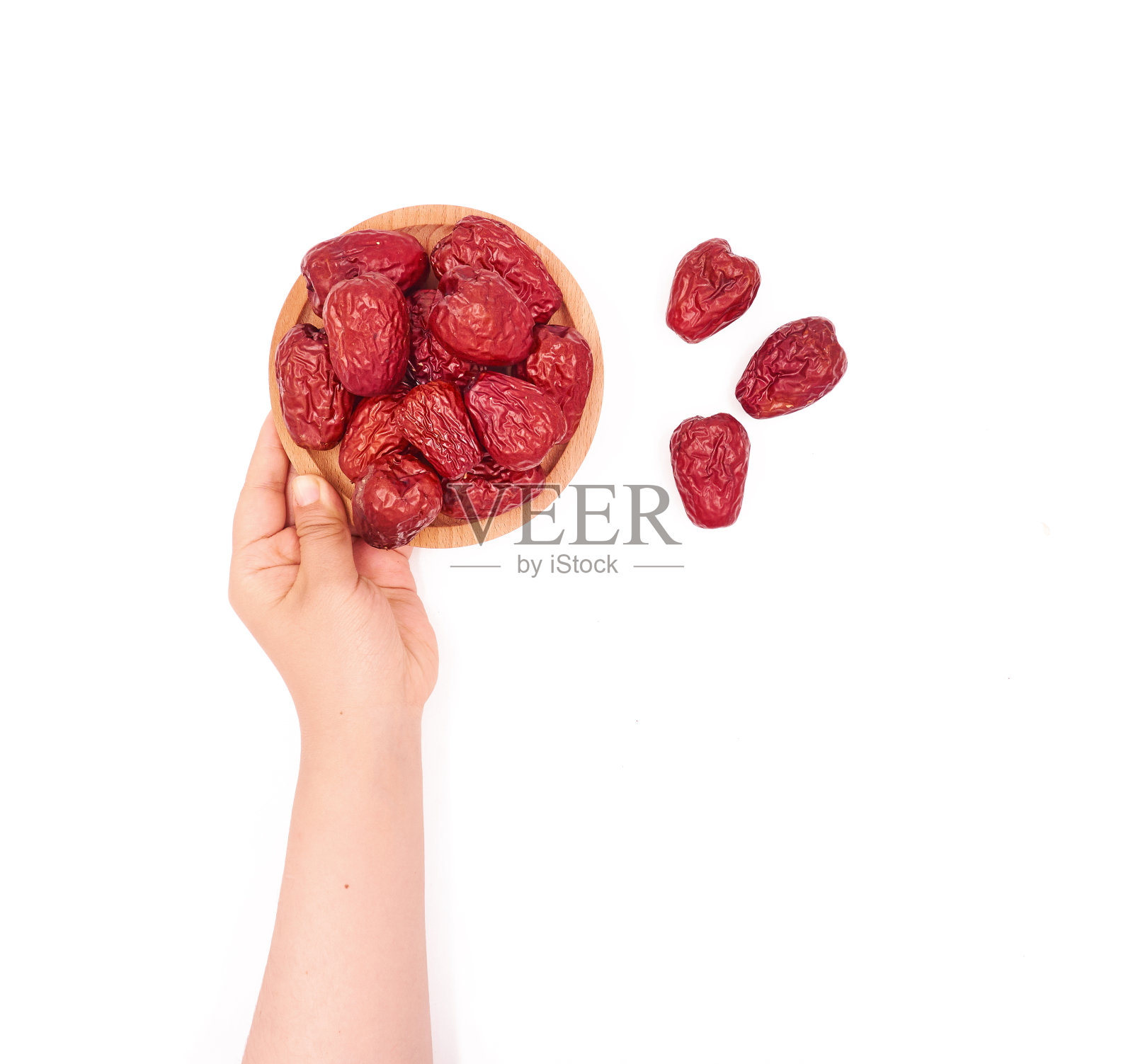 女手捧红枣,白底照片摄影图片