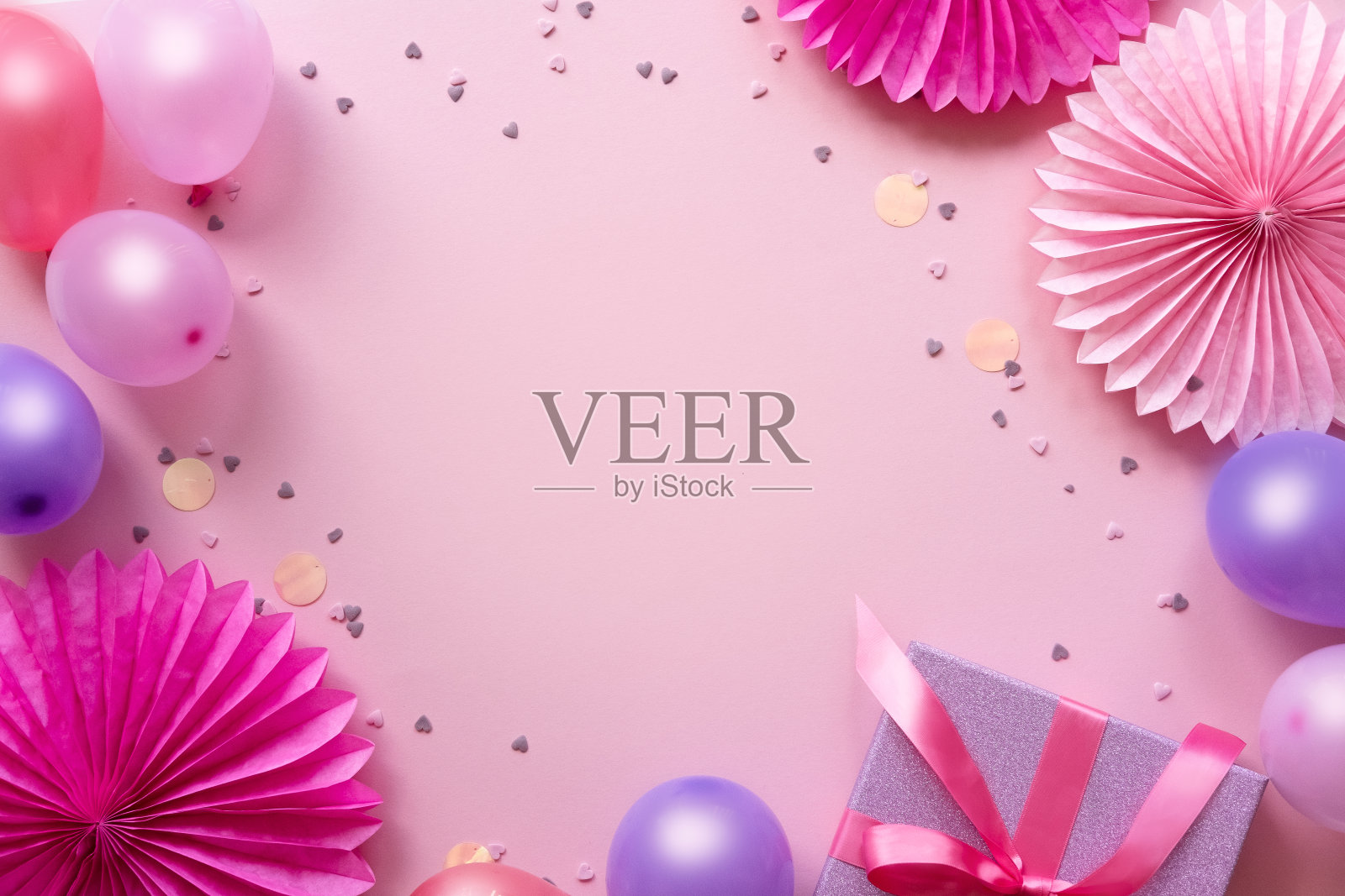 彩色气球,礼物和五彩纸屑在粉红色的桌面视图。生日、假日或聚会背景。平的风格。文本的空白。节日的贺卡。照片摄影图片