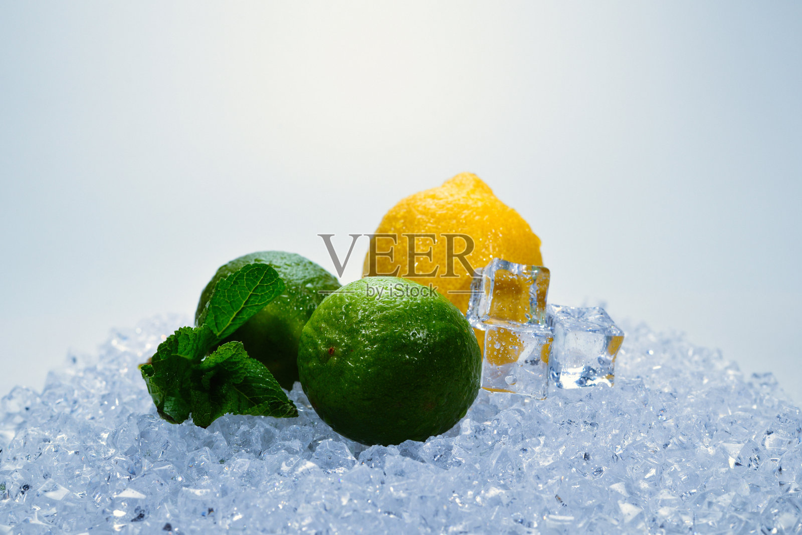 柠檬、青柠和薄荷加冰。照片摄影图片