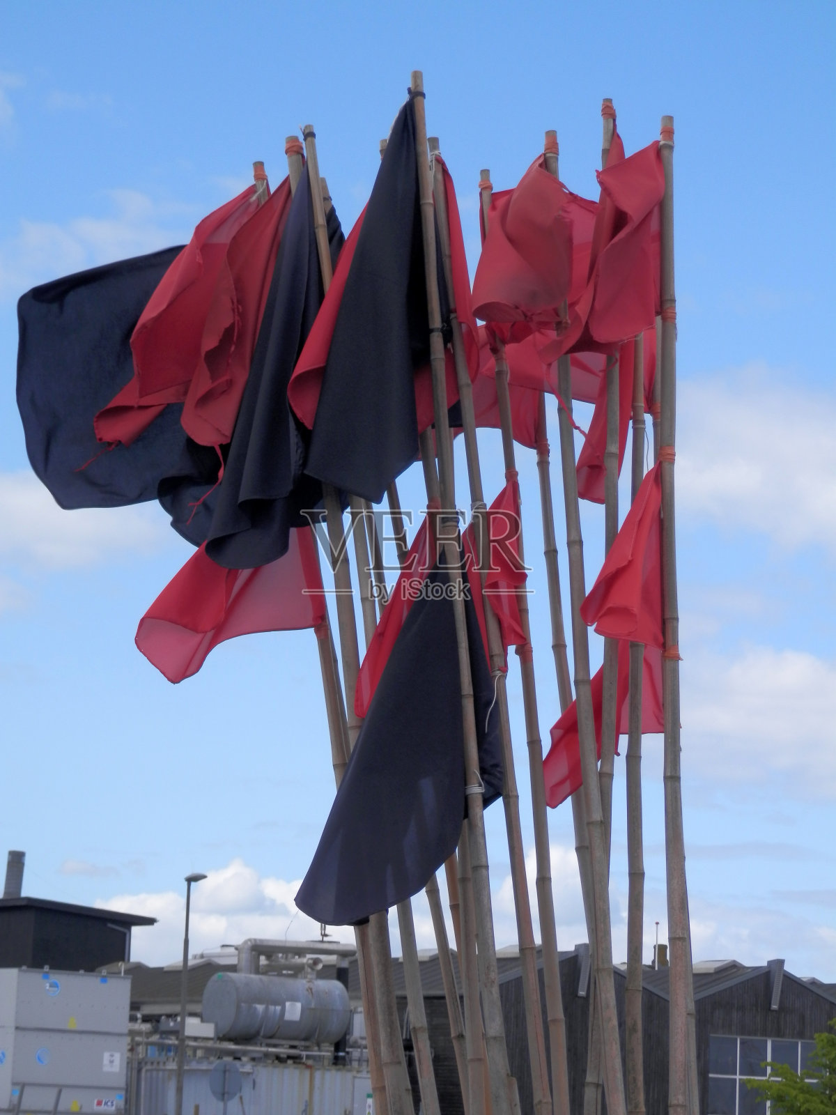 渔港码头上的红色标志浮标照片摄影图片