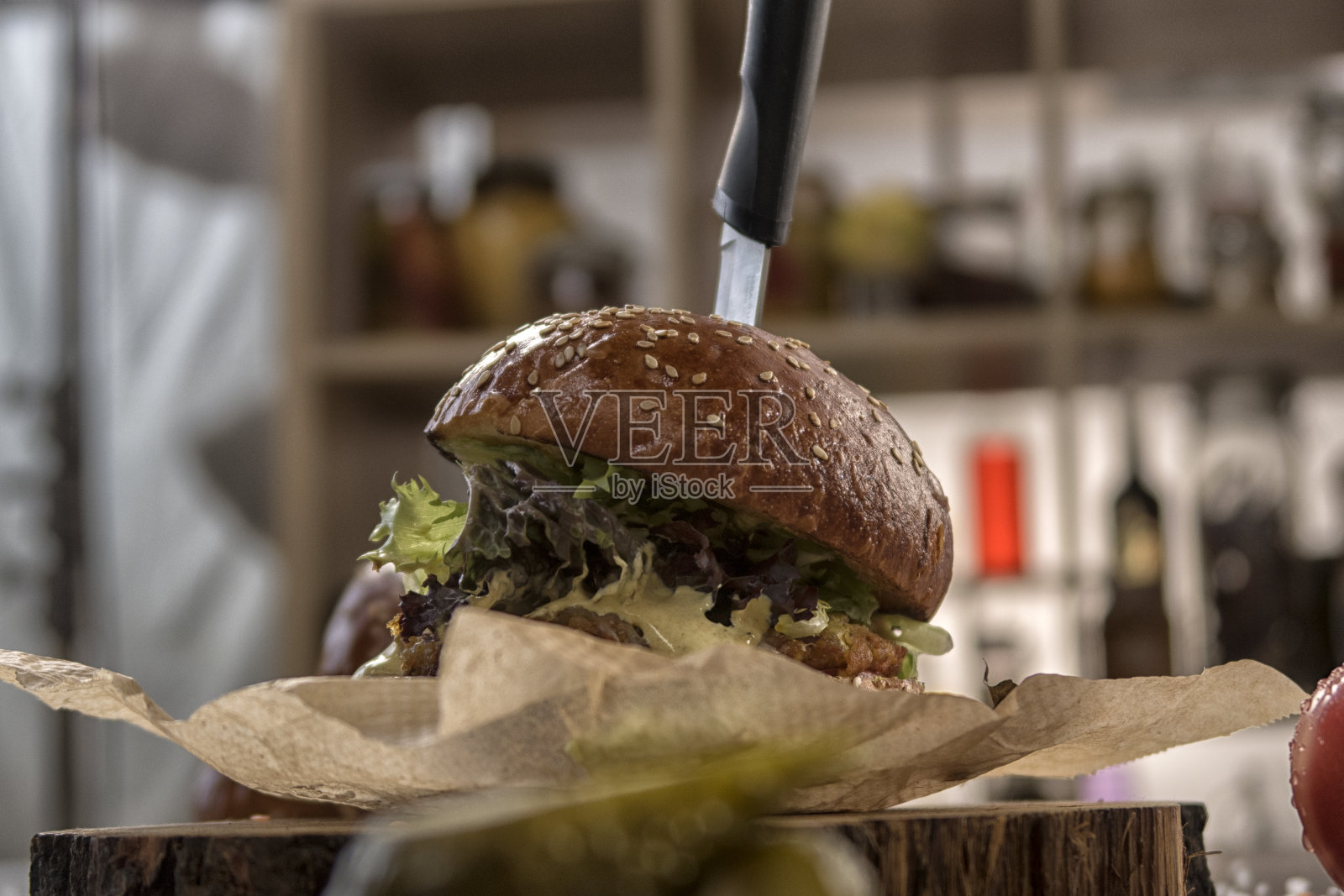 厨房餐桌上各种各样的产品。照片摄影图片