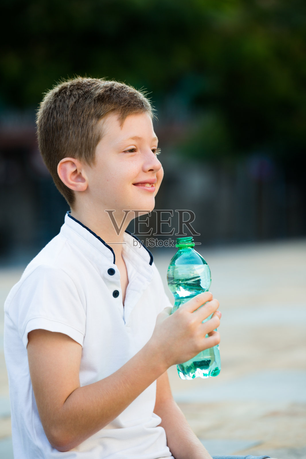 拿着水瓶的男孩照片摄影图片