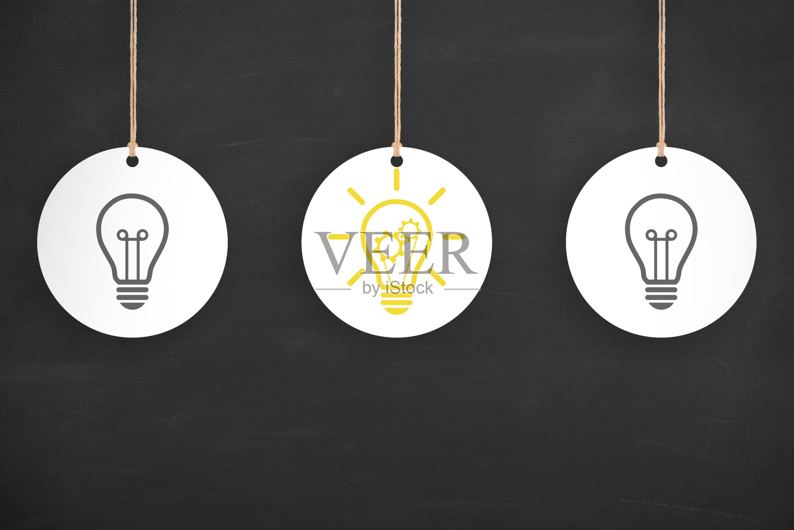 创意解决方案的概念与灯泡在黑板上的背景照片摄影图片