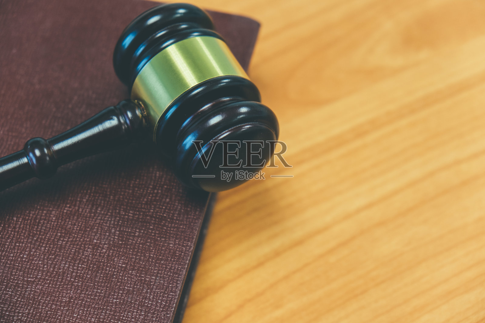 办公桌,正义律师在律师事务所举行团队会议,背景中有法官的木槌照片摄影图片