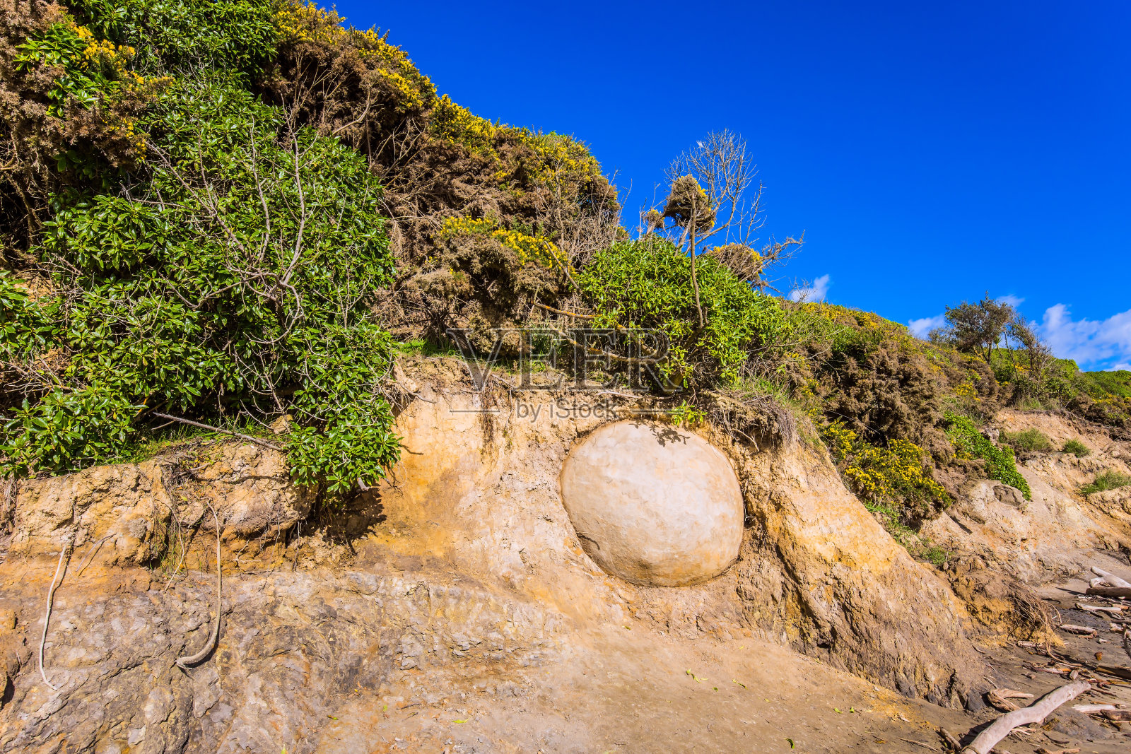 沙滩土壤中的一块巨石照片摄影图片