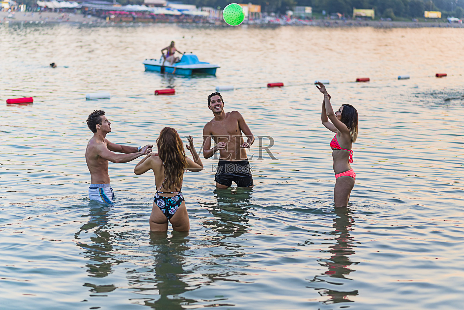 朋友们在河边打排球照片摄影图片