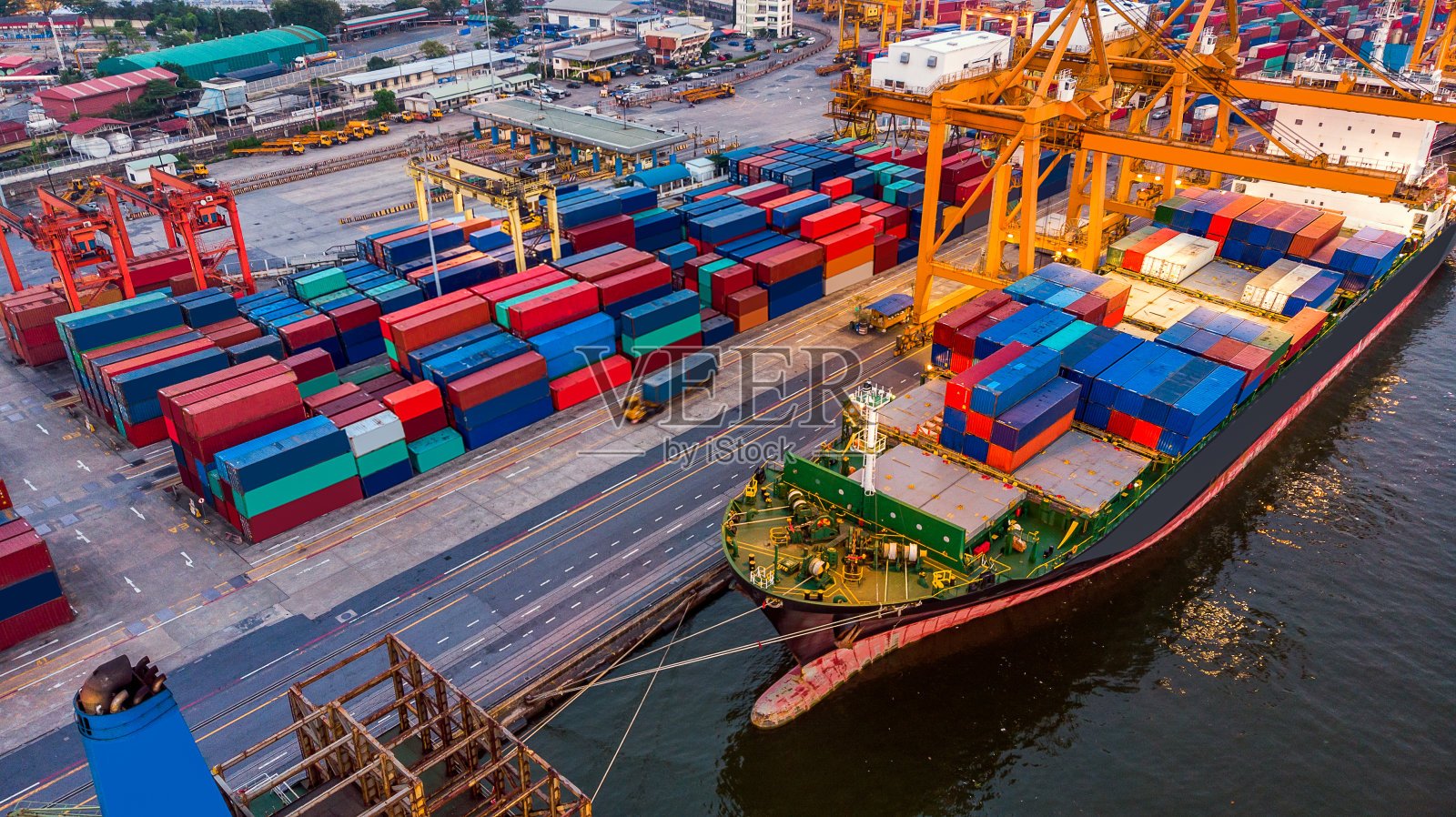 在船厂从事集装箱货轮和货机的物流运输与工作起重机桥,物流进出口和运输行业背景照片摄影图片