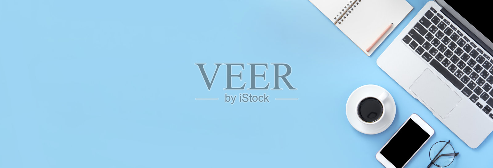 经营理念,在工作时间放松,喝咖啡,在干净的浅蓝色办公桌上休息,复印空间,平躺,俯视图,模型照片摄影图片