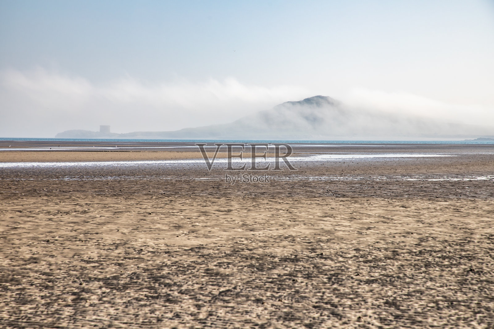 Burrow海滩与雾覆盖爱尔兰的眼岛照片摄影图片