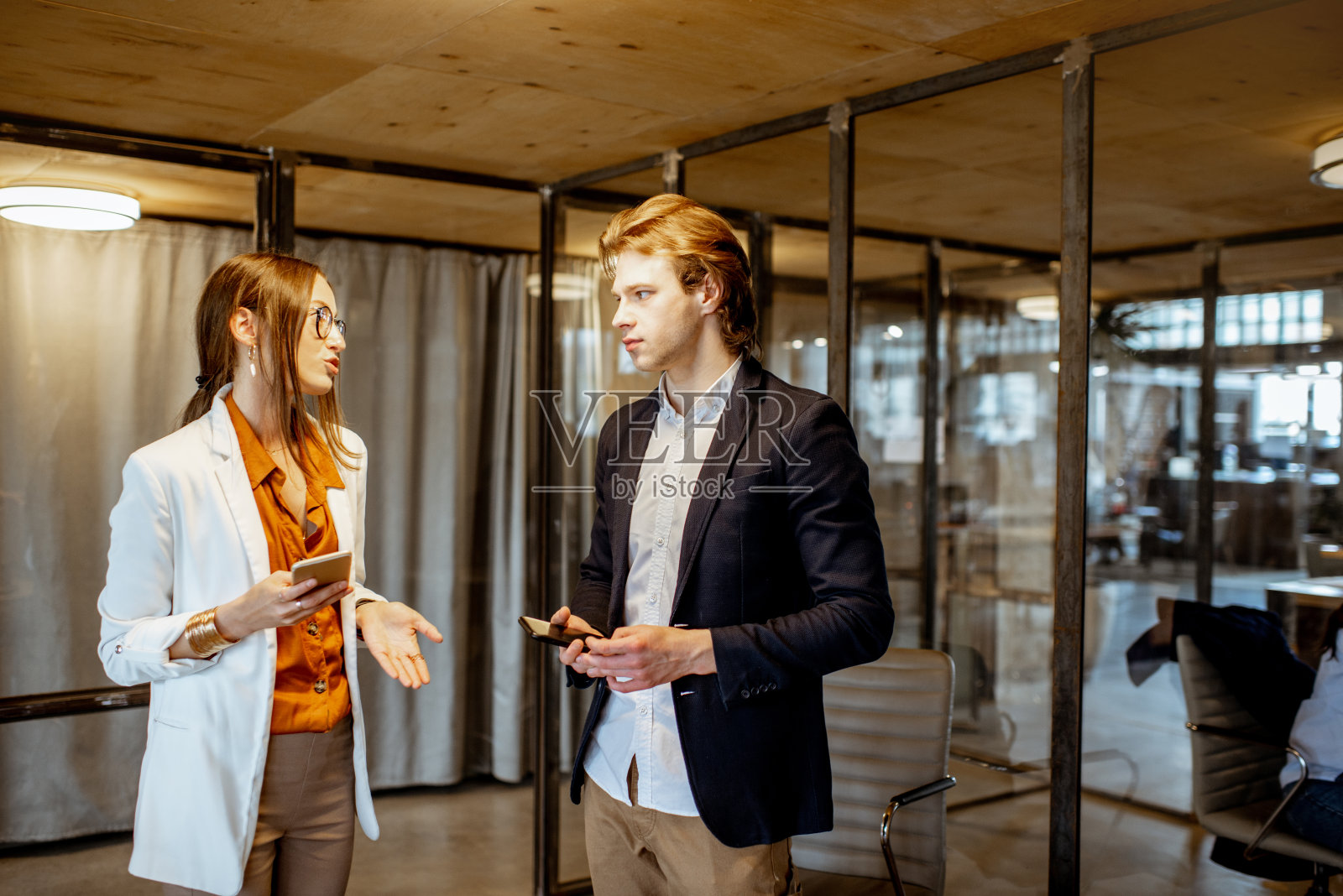 男商人和女商人在办公室聊天照片摄影图片