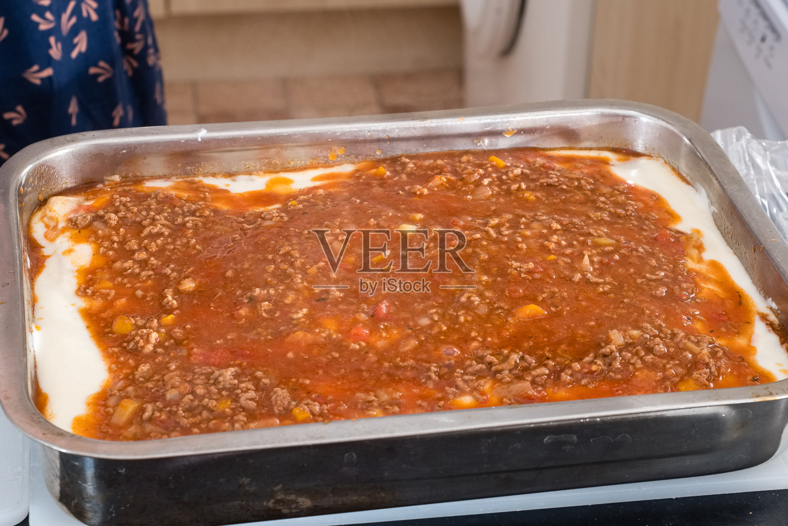 奶奶家做的苏格兰千层面正在厨房里准备照片摄影图片