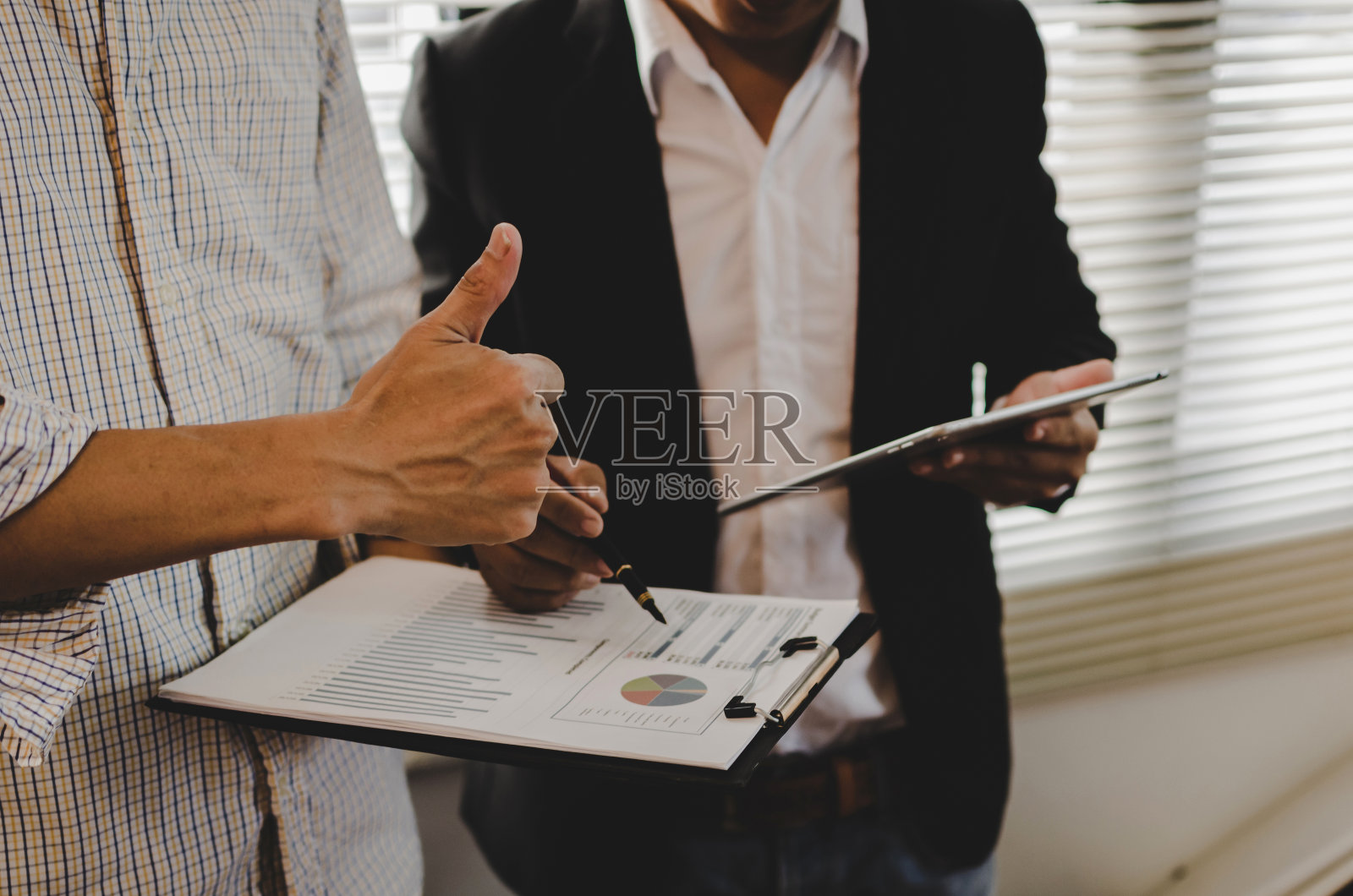 好工作的人。企业老板团队领导在家庭办公室公司会议室鼓励并向年轻员工表示积极成功,鼓励和团队合作理念照片摄影图片