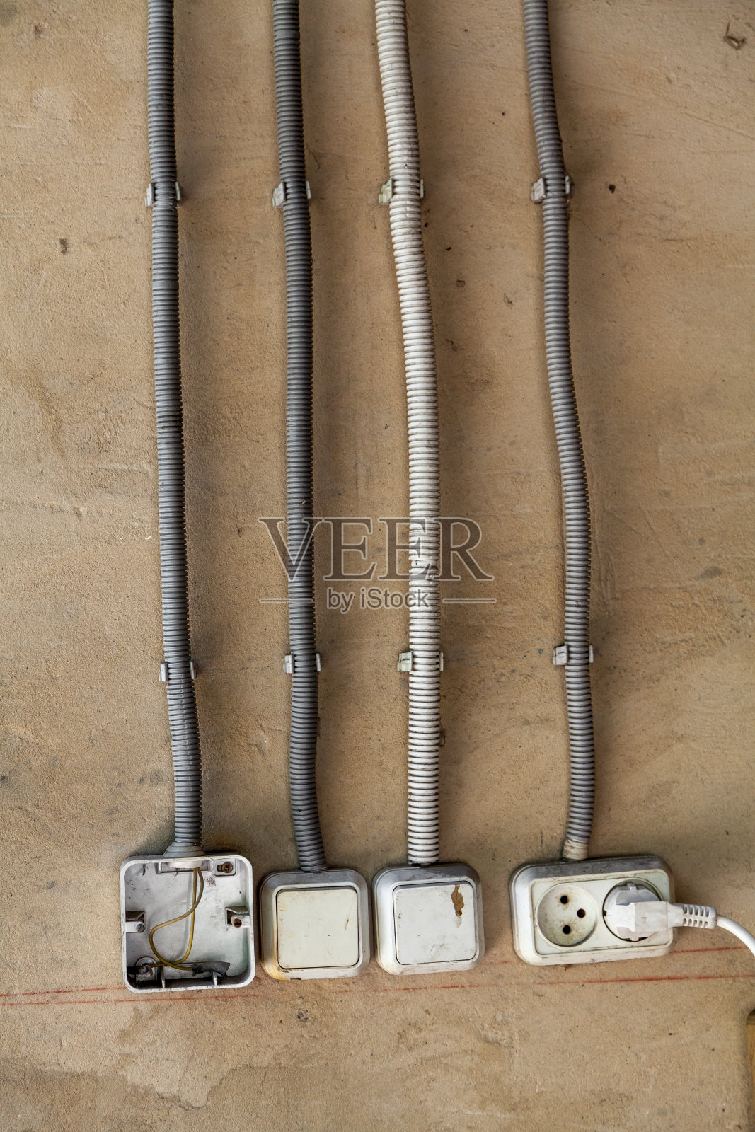 灰色墙壁上的电线照片摄影图片