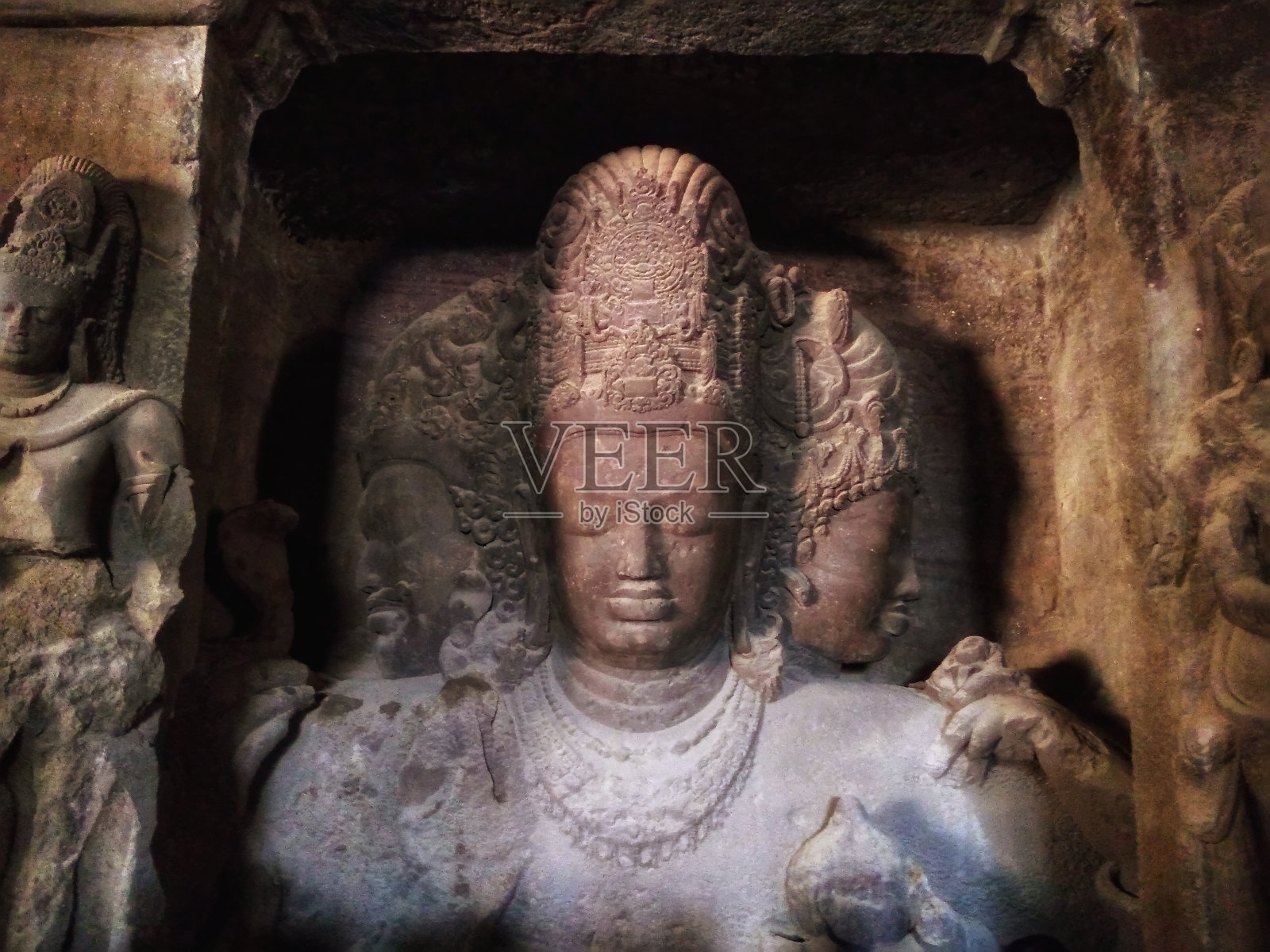 三面雕像,被称为Trimurti照片摄影图片