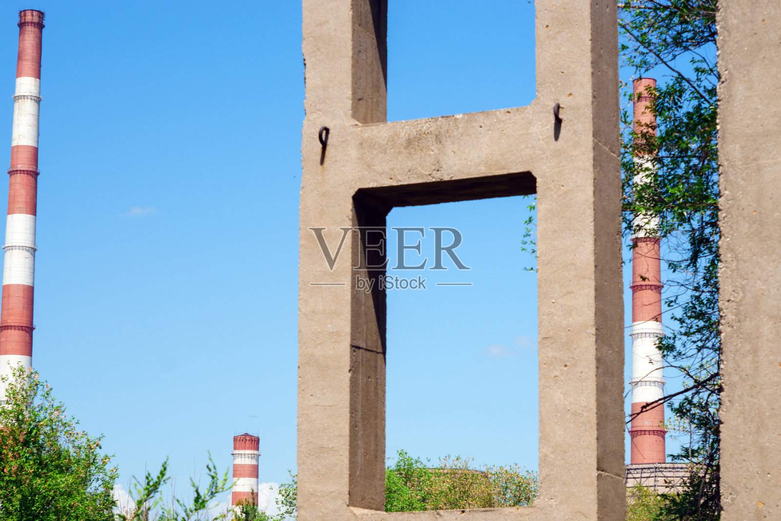 在一个阳光明媚的夏日,火电厂照片摄影图片