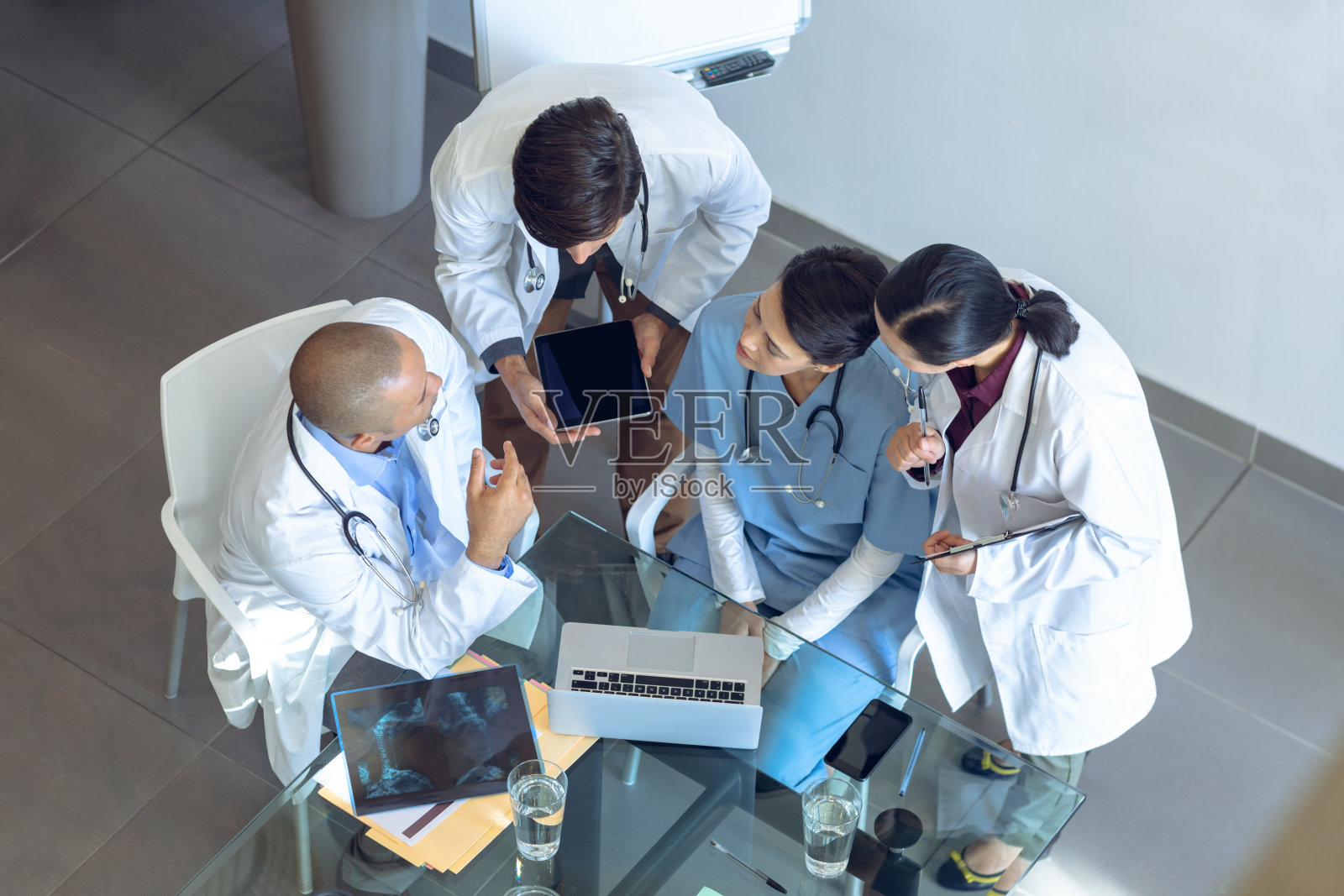 医疗团队在医院餐桌上讨论数字平板电脑照片摄影图片