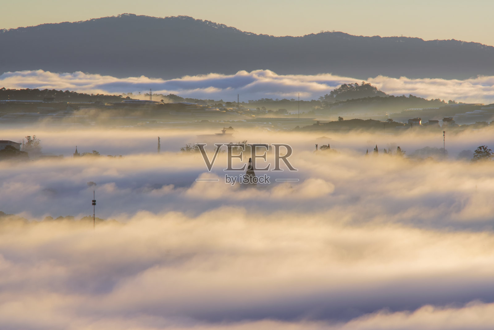 大雾笼罩着越南的大叻高原土地,背景中有着神奇的浓雾和阳光,黎明时分的阳光照片摄影图片