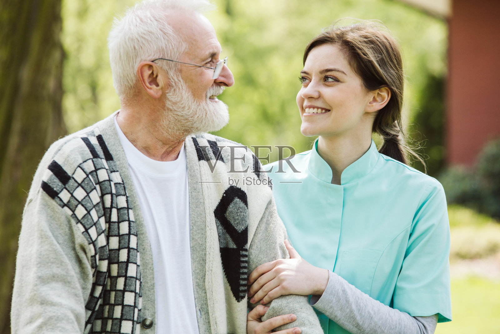女护士帮助年长的男子,照片照片摄影图片