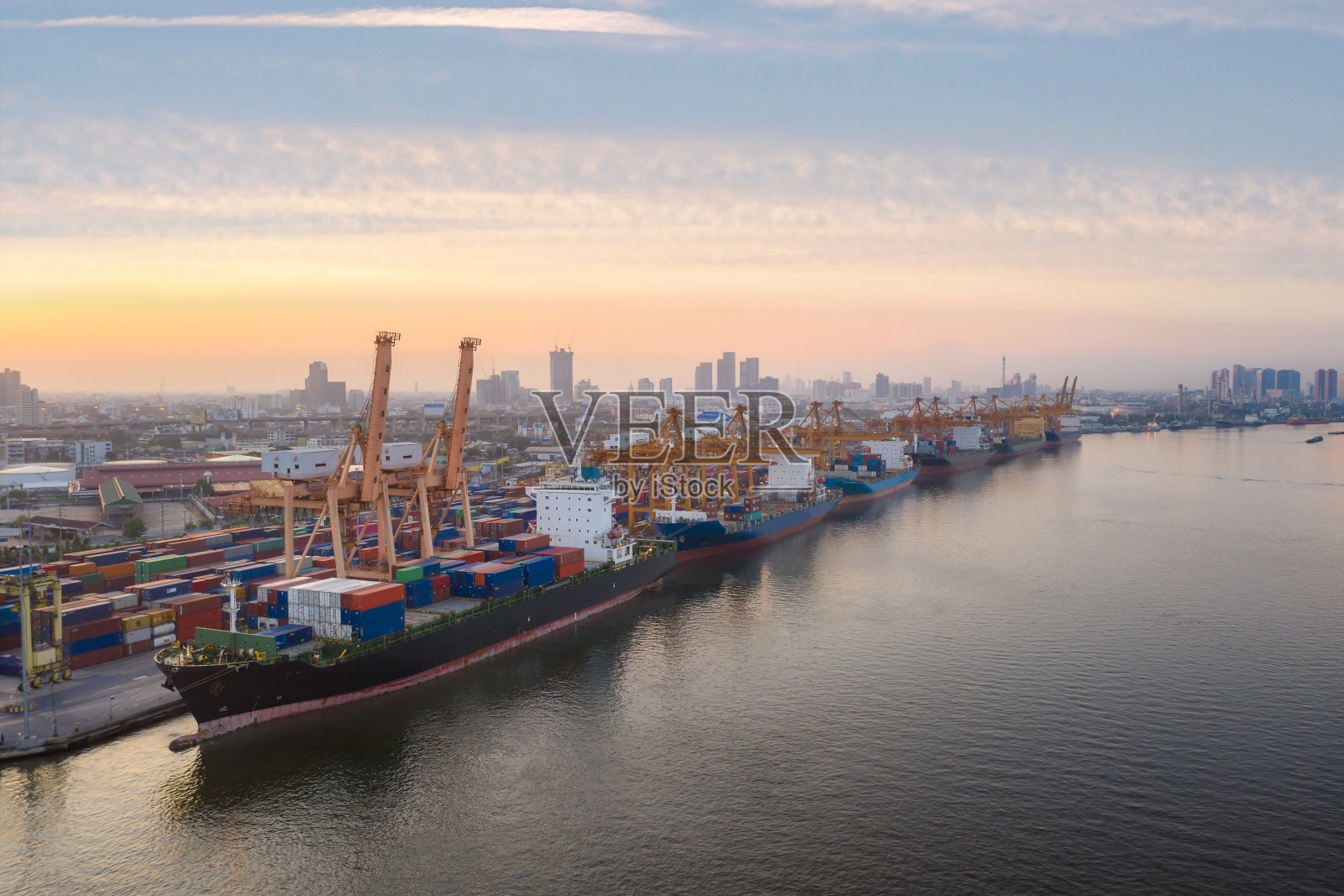 鸟瞰图集装箱货船工作。经营国际海运进出口物流及运输业务。照片摄影图片