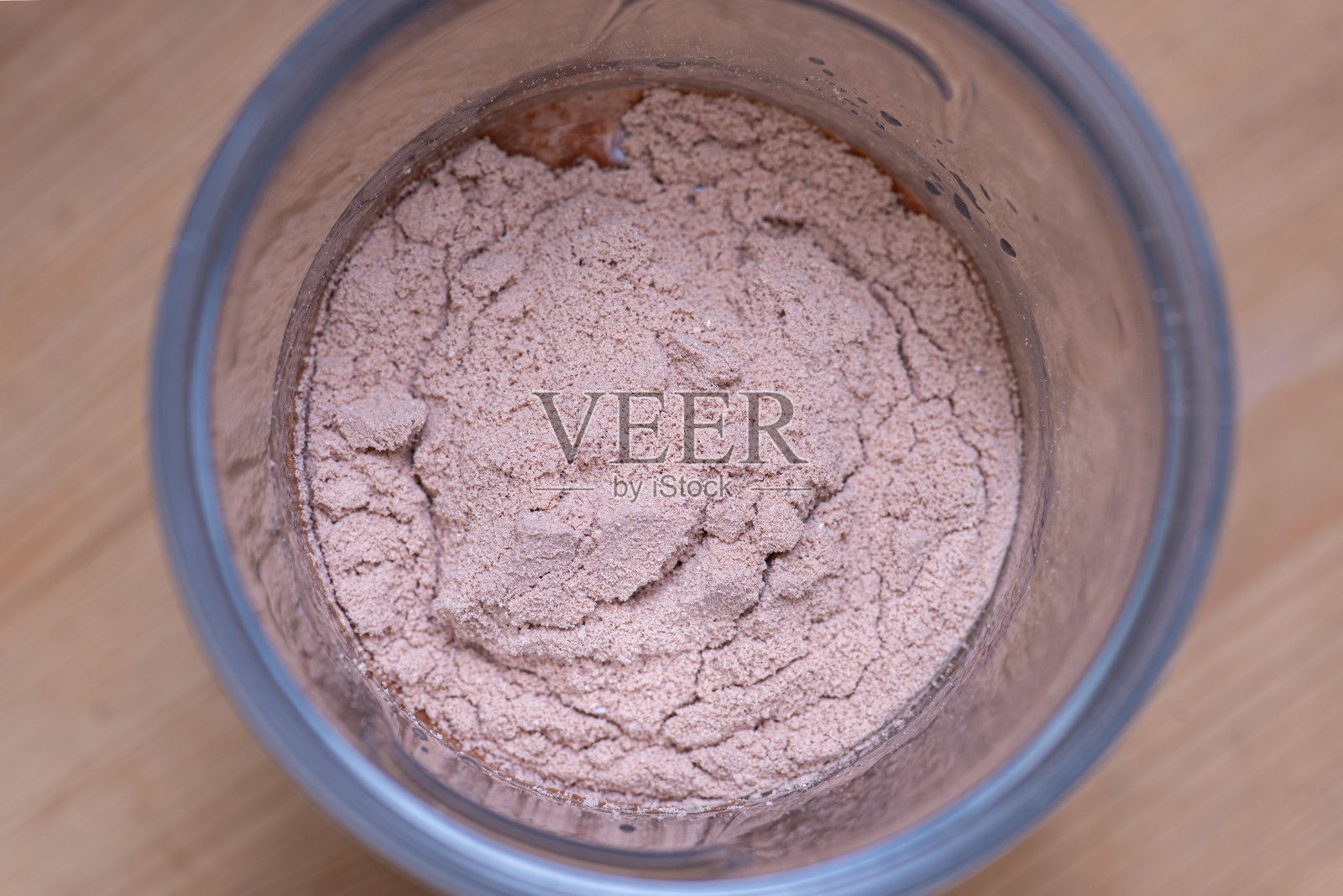 巧克力乳清蛋白粉,塑料摇酒器,木质背景。照片摄影图片