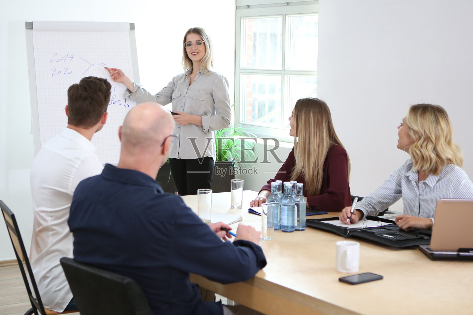 在一间办公室里会见几个年轻人照片摄影图片