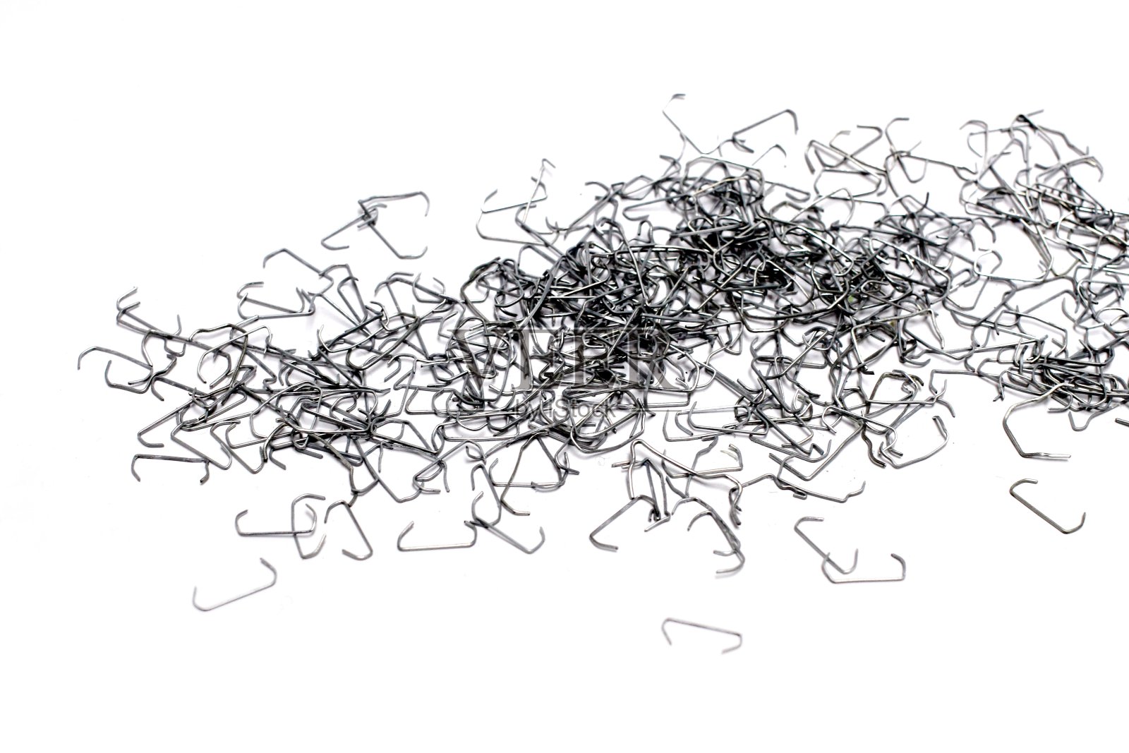 订书钉堆,所有现存的旧订书钉针在使用中的形式。孤立在白色照片摄影图片