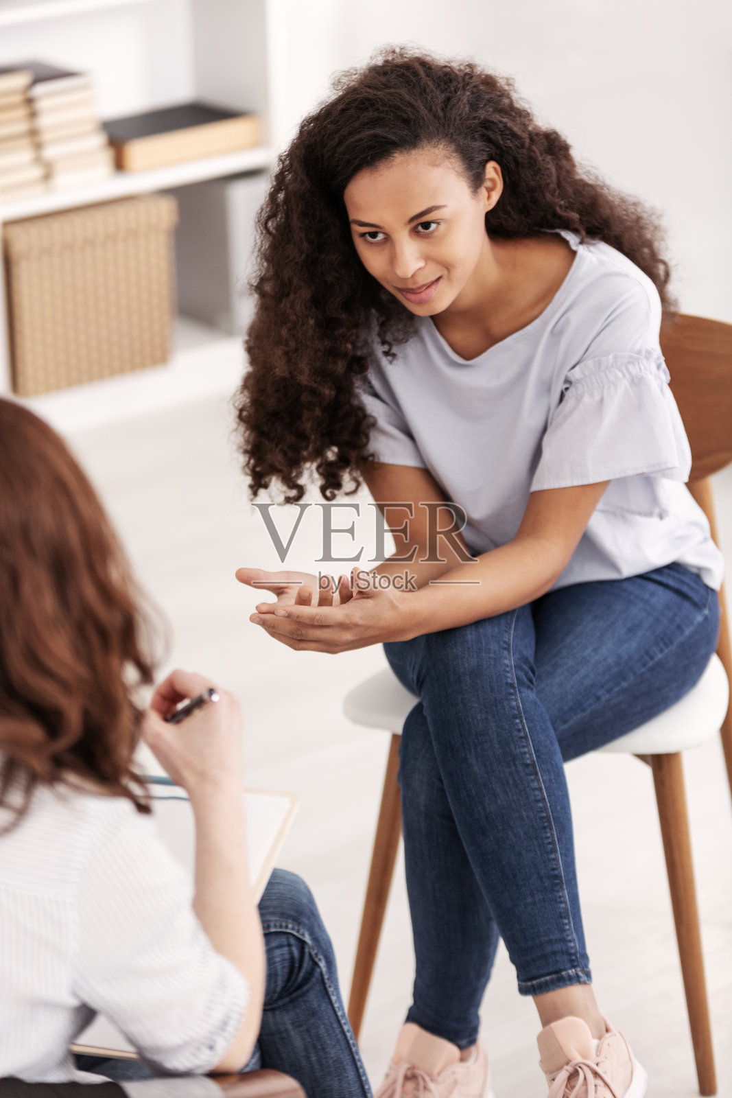 可悲的非洲裔美国女孩在心理治疗中有社会问题照片摄影图片