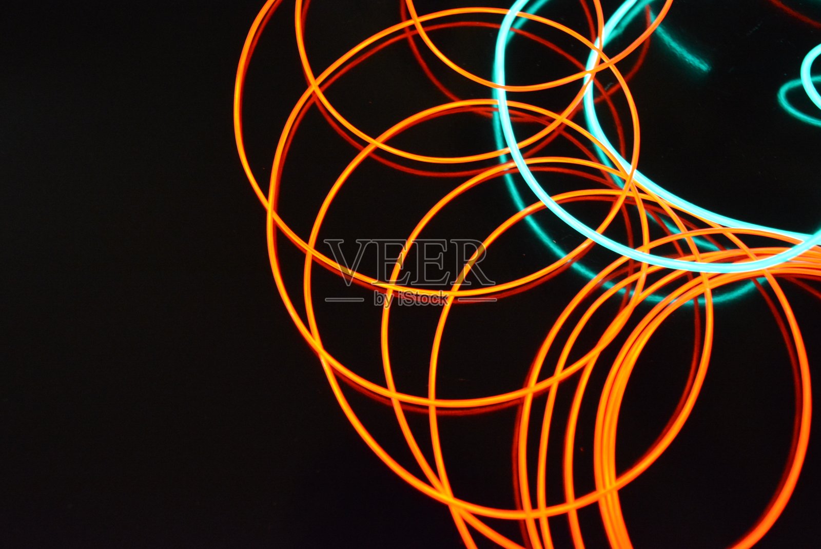 霓虹绿红细线。发光线、表面装饰及照明。电致发光线、照明物及光基。照片摄影图片