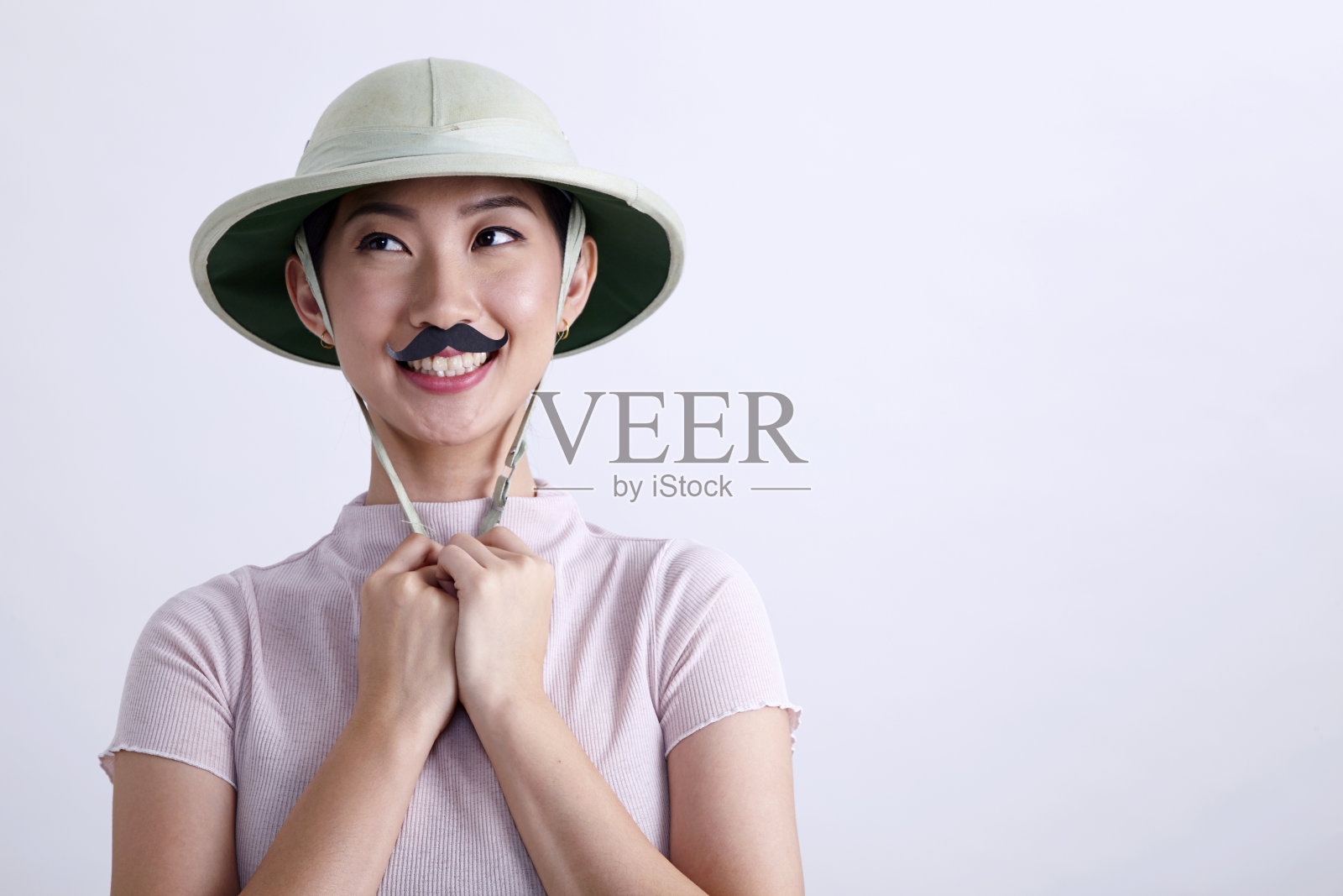 有趣的中国女人在上面画了小胡子照片摄影图片