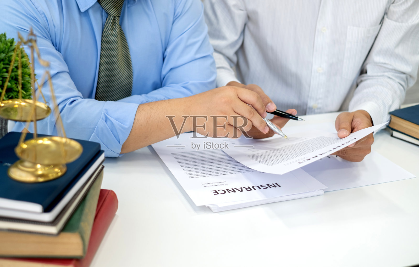 律师团队讨论法律事务以协助客户进行诉讼照片摄影图片