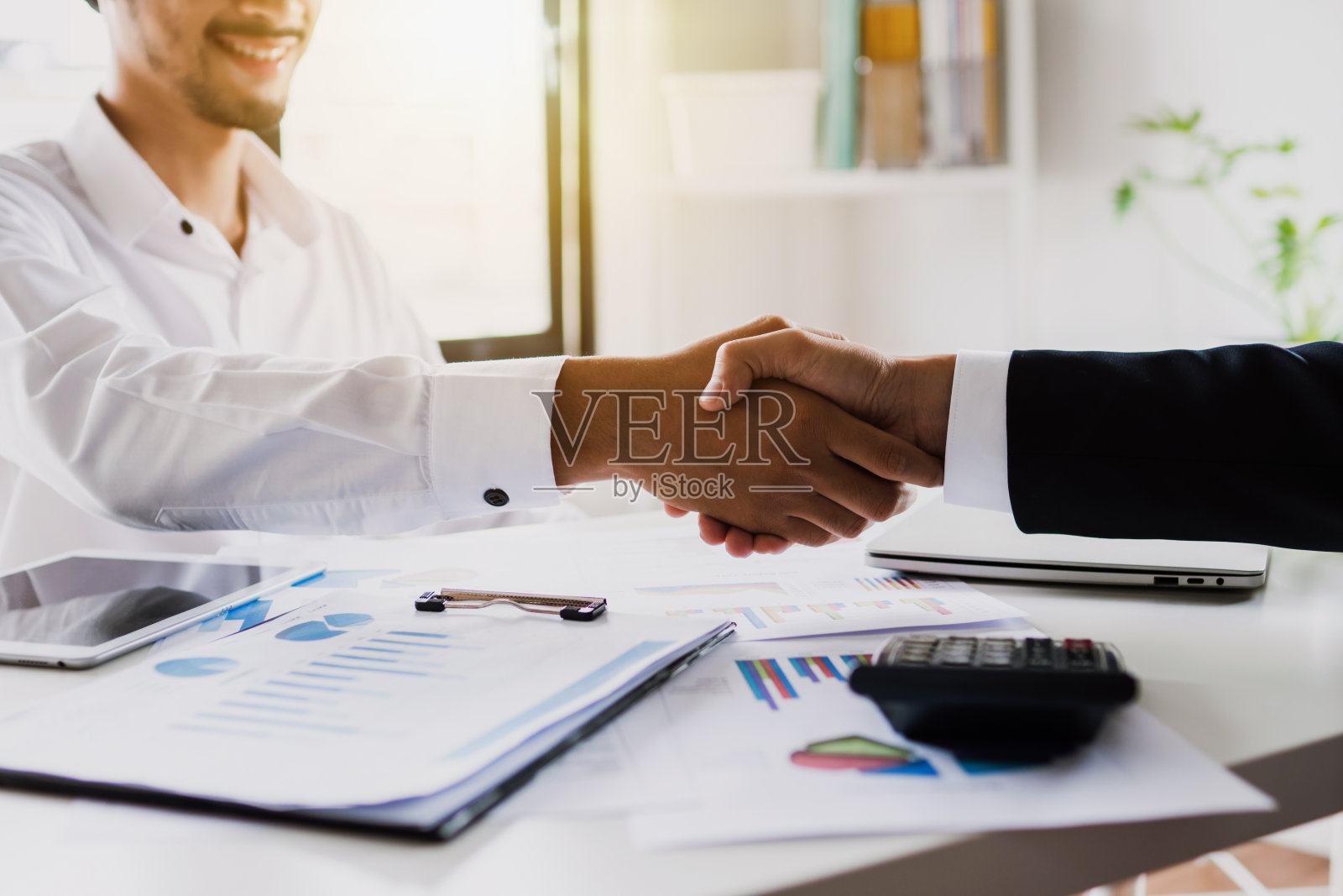 成功的生意,成功的谈判和伙伴的合作理念,商人与团队合作的人握手照片摄影图片