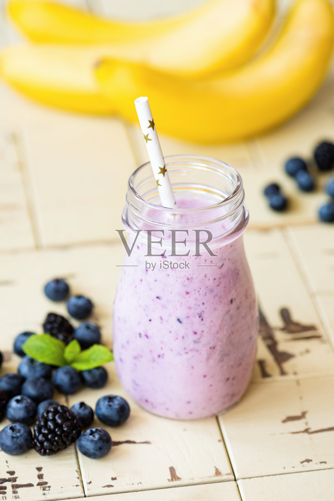 紫莓香蕉奶昔,健康减肥食品照片摄影图片