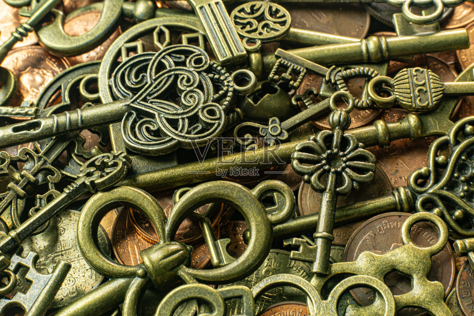 古色古香的按键上的金色纹理上的铜币抽象背景。照片摄影图片