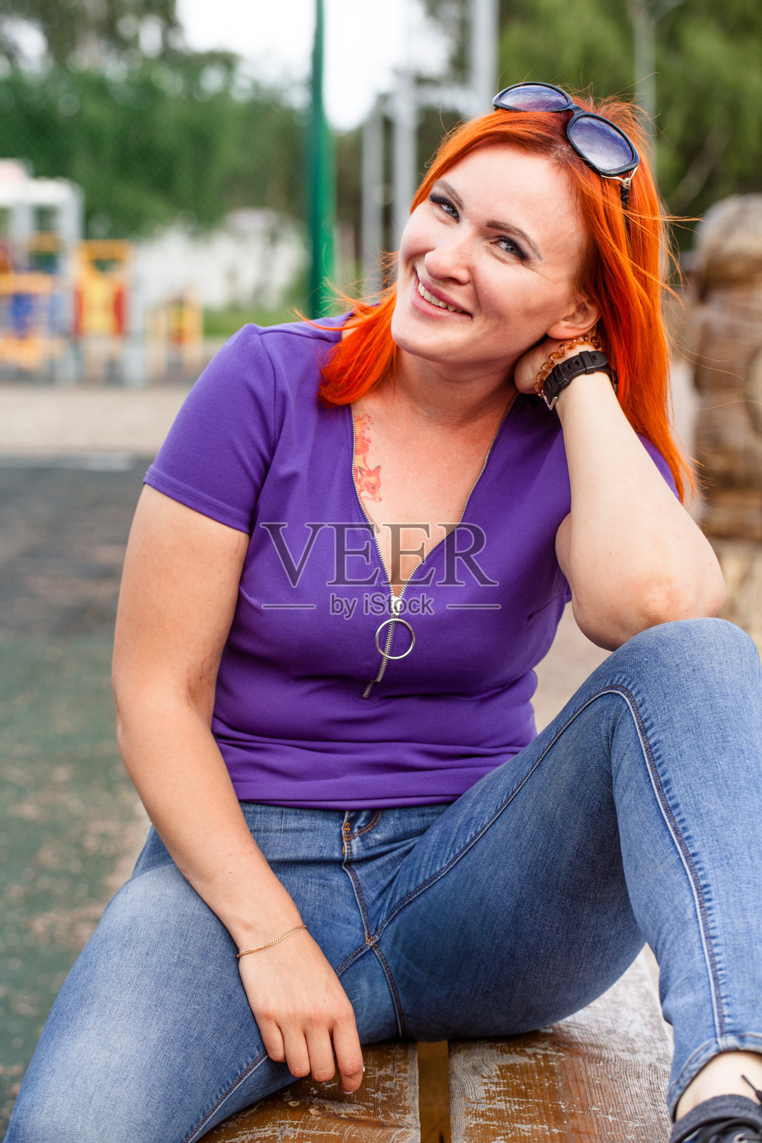 户外一位红发年轻女子的肖像照片摄影图片