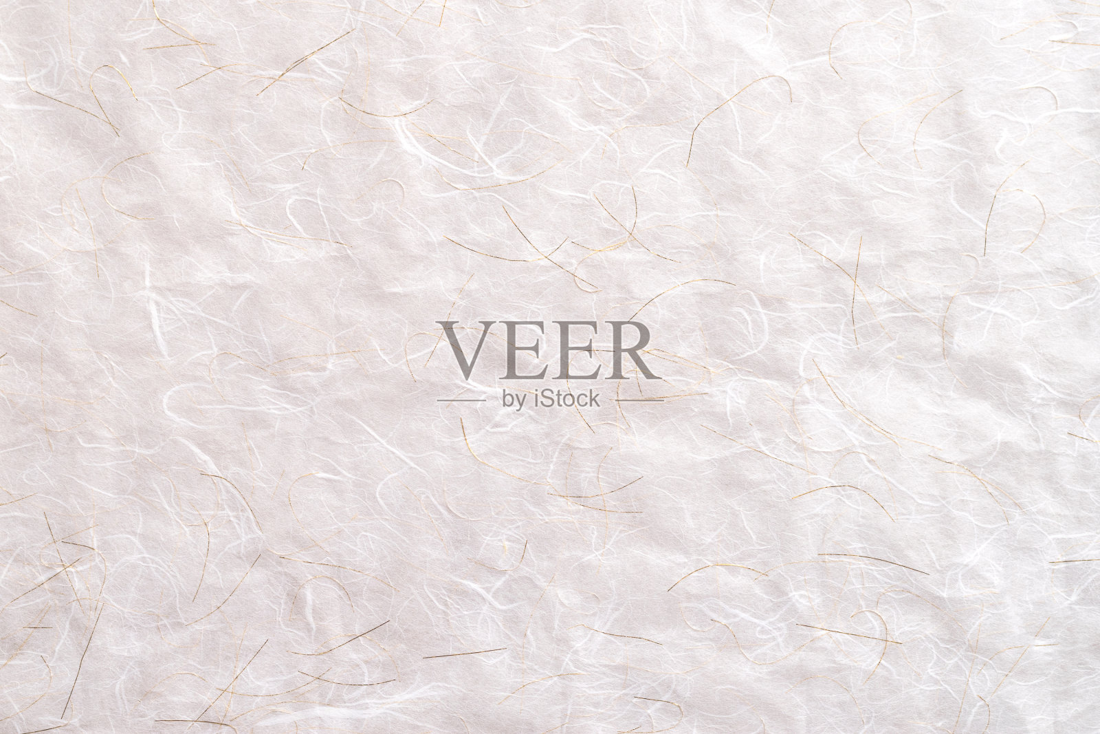 粉彩工艺灰白色桑花粗糙纸纹理抽象背景。回收的素净环保牛皮纸手工灰纸天然材料与金线节日装饰。照片摄影图片