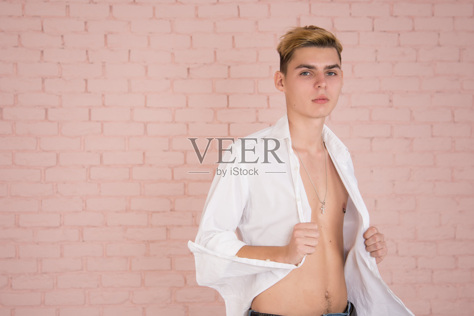 穿着衬衫的年轻帅气的男人。照片摄影图片