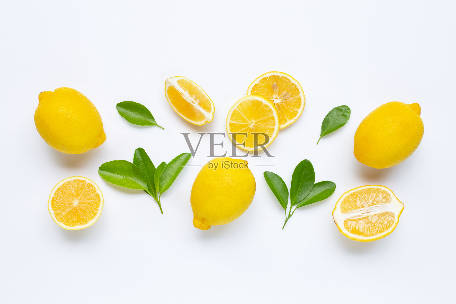 柠檬片和叶子孤立在白色。照片摄影图片