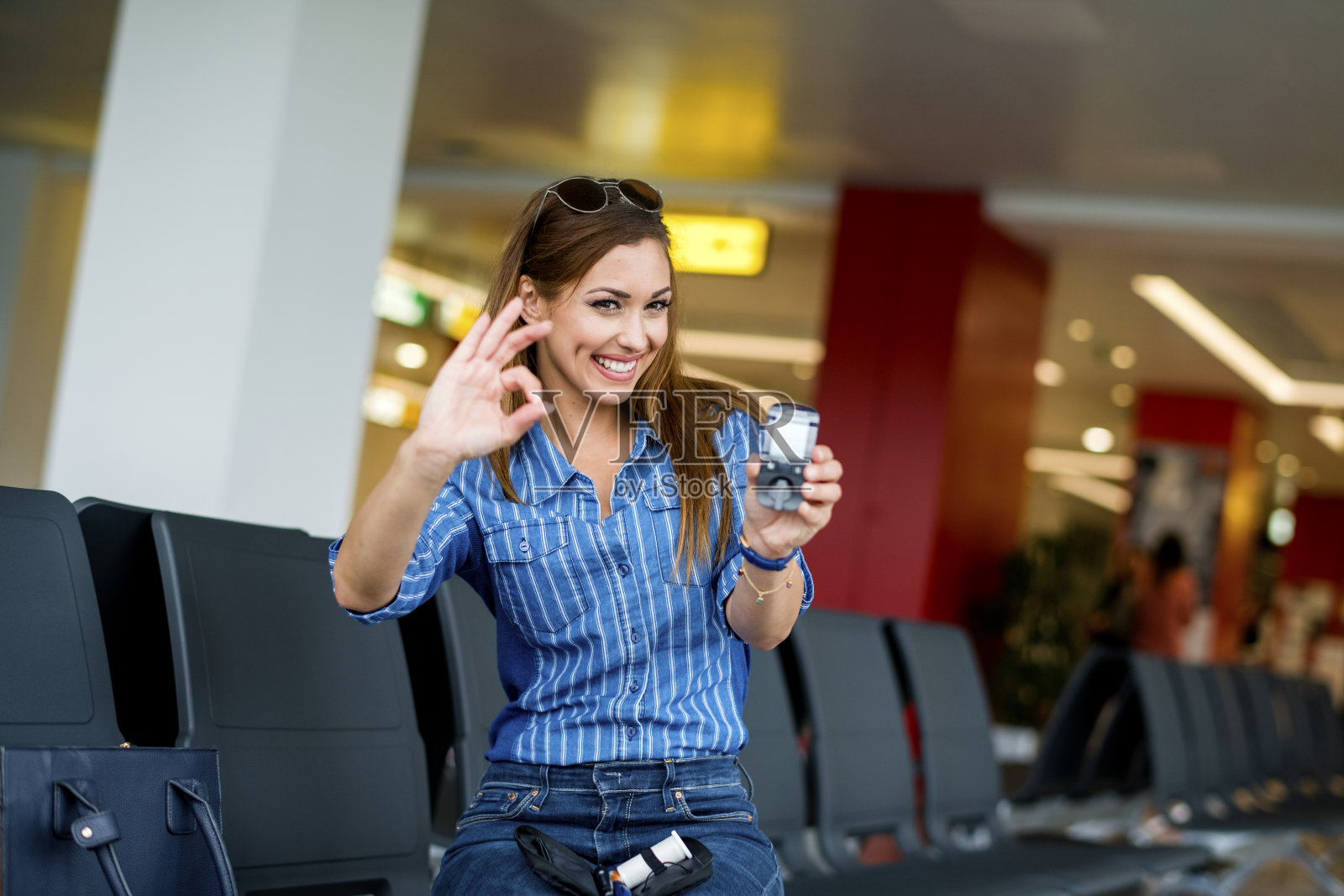 快乐的女人拿着血糖仪,检查血糖水平照片摄影图片