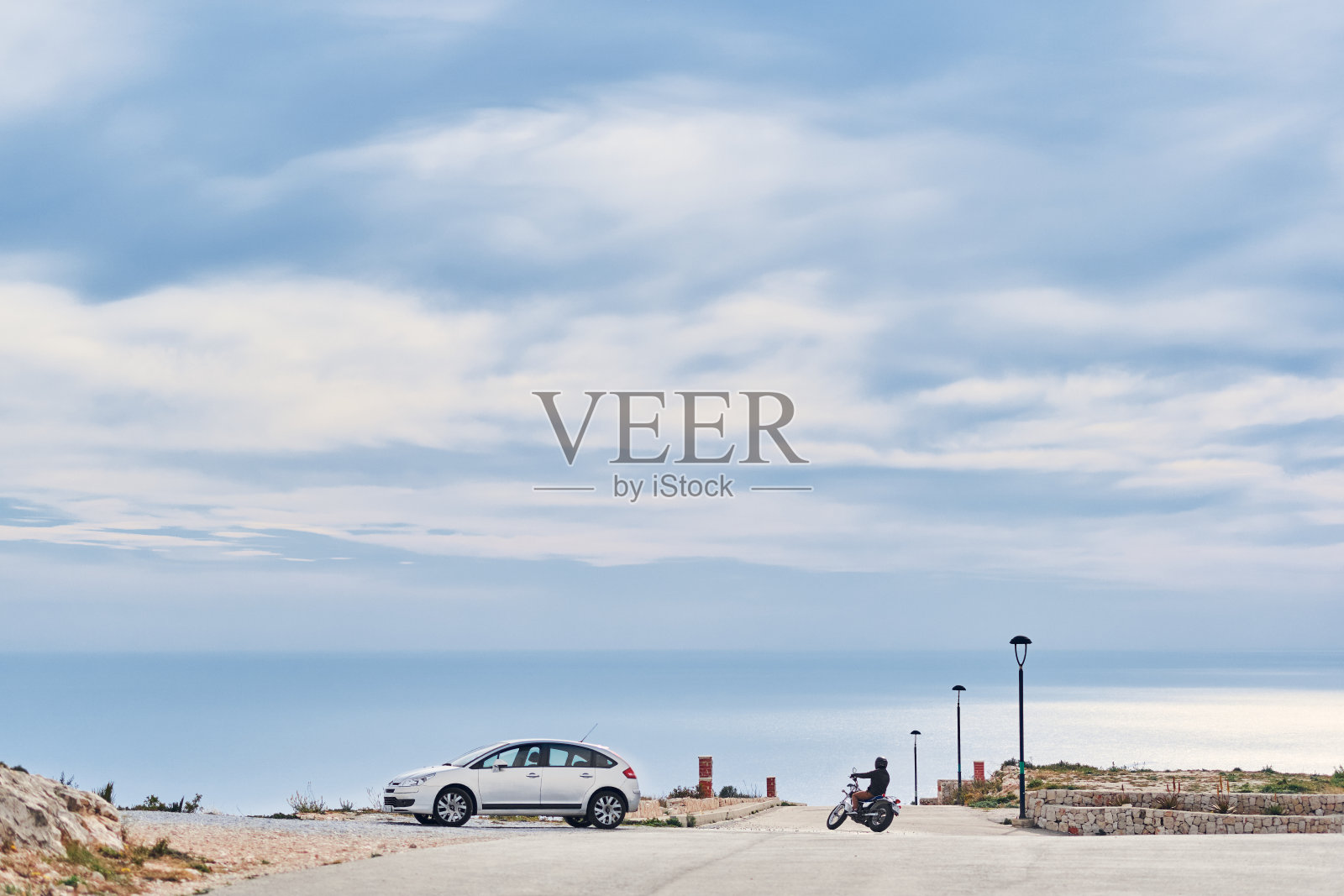 全景海景与汽车和自行车在前景照片摄影图片