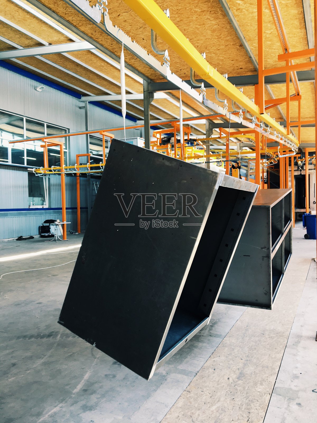 工业输送线为工厂的金属零件。零件表面及喷漆件的前处理。照片摄影图片