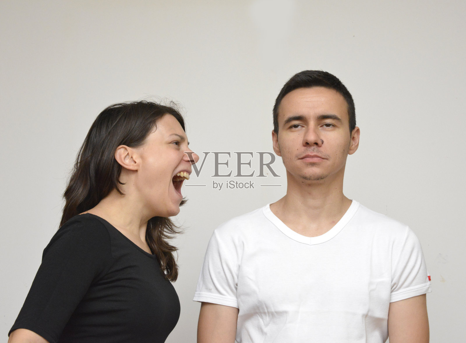 她很生气,对他大喊大叫,他也听天由命了照片摄影图片