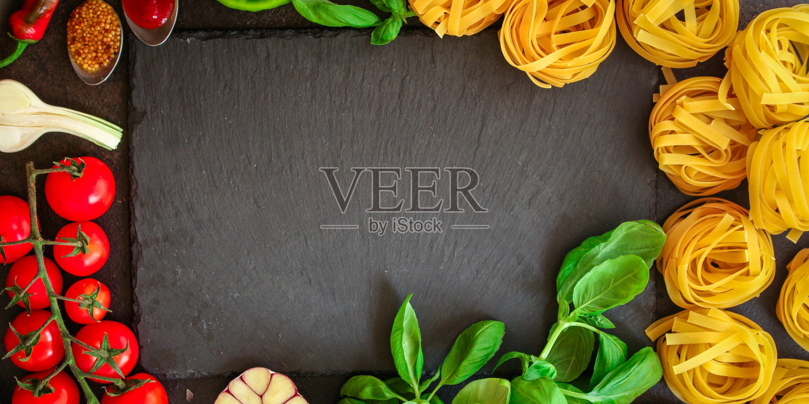 意大利面,干面条和酱料(一组配料,西红柿,罗勒,大蒜和更多)。高级食品背景。本空间照片摄影图片