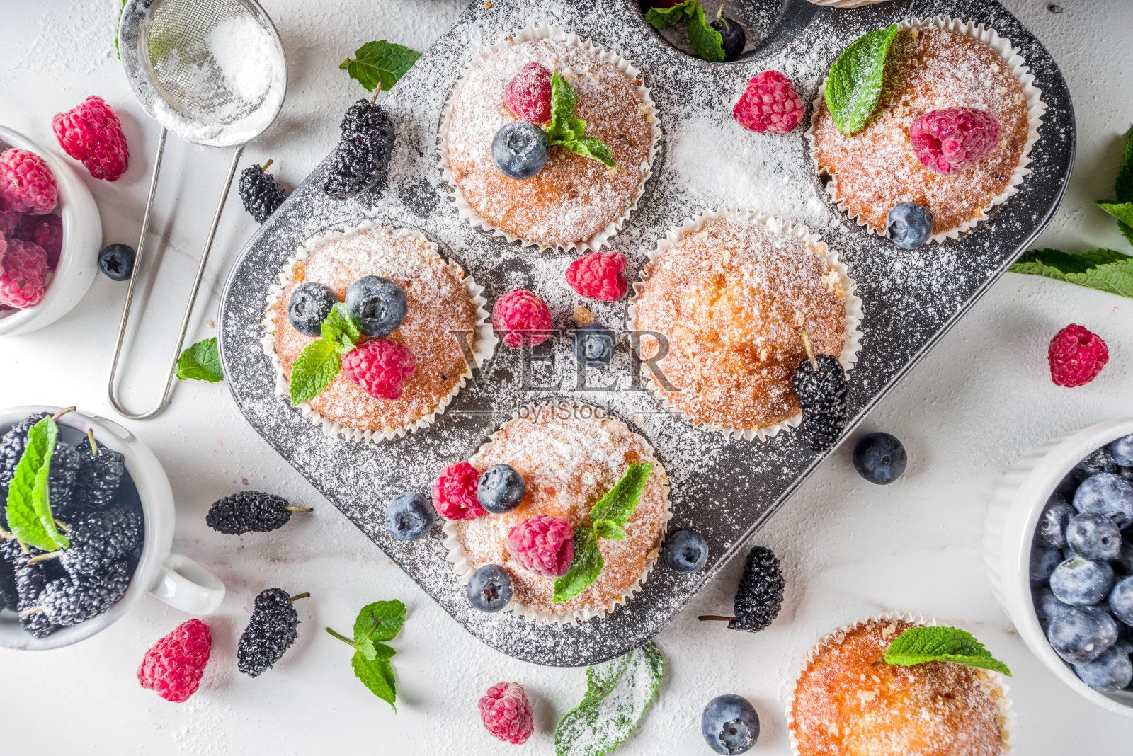 带浆果的松饼或纸杯蛋糕照片摄影图片