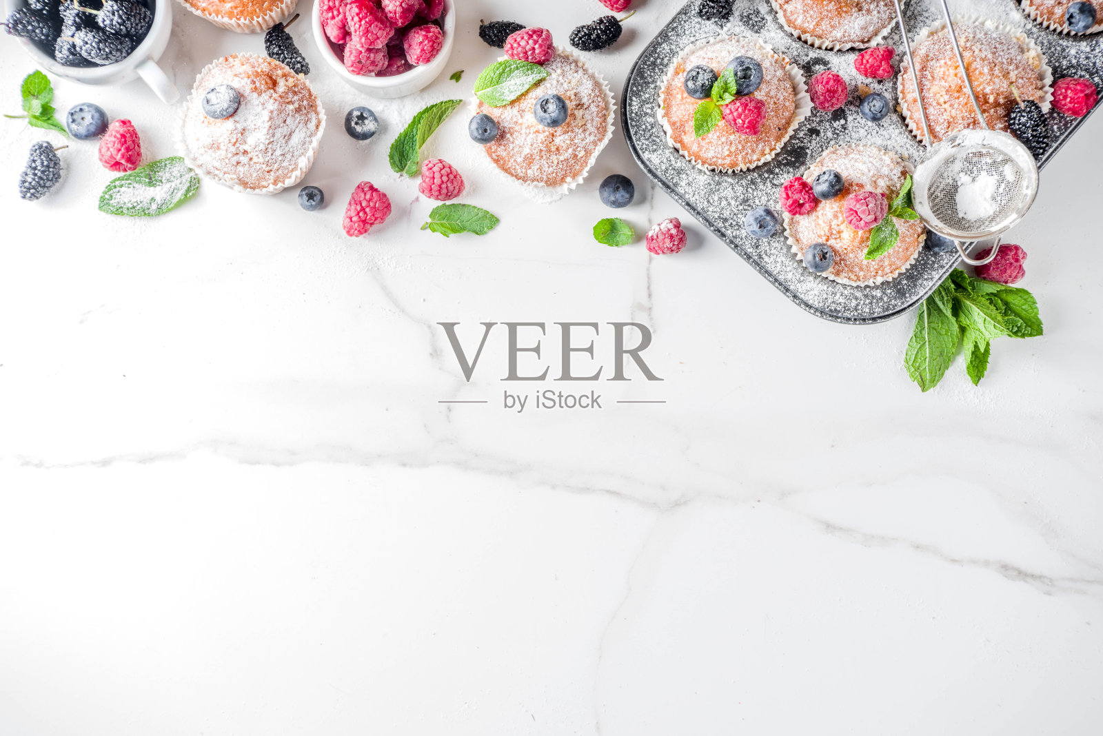 带浆果的松饼或纸杯蛋糕照片摄影图片