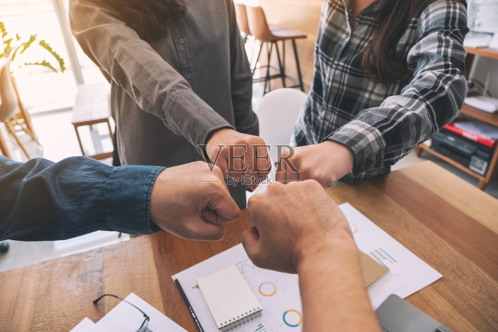 一群商业团队携手合作照片摄影图片