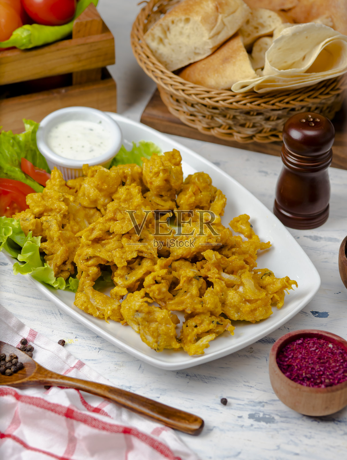 鸡块配蛋黄酱酸奶酱。照片摄影图片